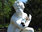 Bild: In Obhut der Statue.&nbsp;&ndash; Klick zum Vergr&ouml;&szlig;ern